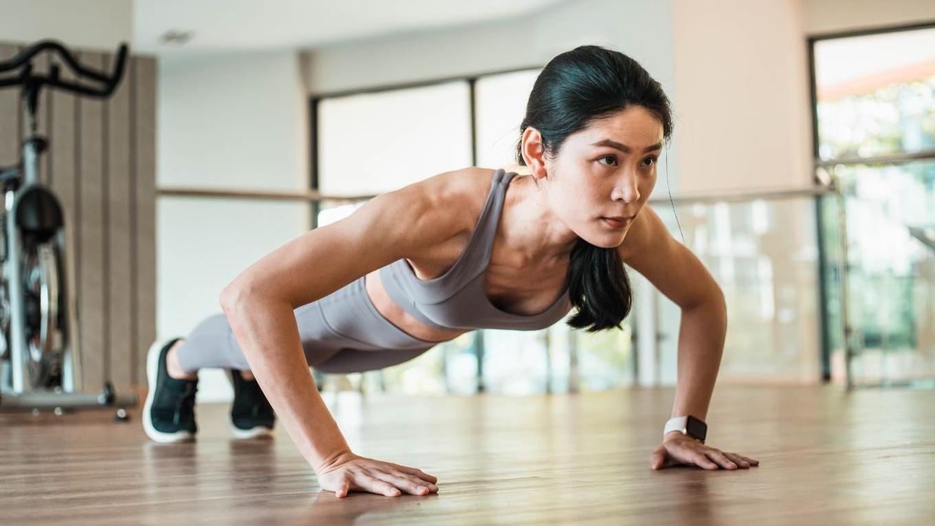 Chống đẩy đúng cách cho nữ giúp tăng cường sức mạnh cơ thể