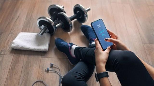 App Tập Gym Tại Nhà: Hướng Dẫn Chi Tiết Cho Người Mới Bắt Đầu Ảnh minh họa động tác giãn cơ sau khi hoàn thành buổi tập tại nhà theo app