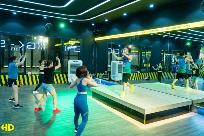 Top 10 địa điểm học nhảy Đà Nẵng tốt nhất hiện nay Lớp học Zumba sôi động tại HD Fitness Center Đà Nẵng, giúp học viên đốt cháy calo và giải tỏa căng thẳng hiệu quả.