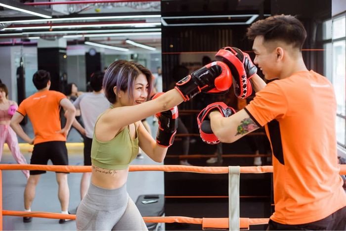 Học viên thực hiện các bài tập boxing đối kháng tại VALA KickFitness Đà Nẵng