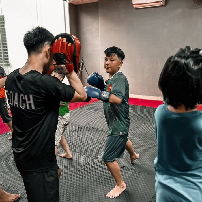 Học viên boxing thực hiện bài tập với huấn luyện viên tại MMA DANANG