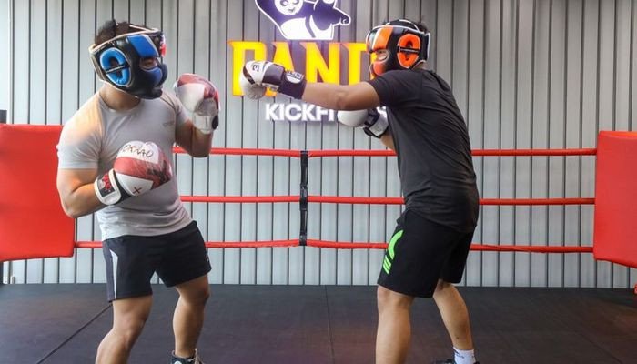 Huấn luyện viên Panda Kickfitness hướng dẫn học viên kỹ thuật boxing