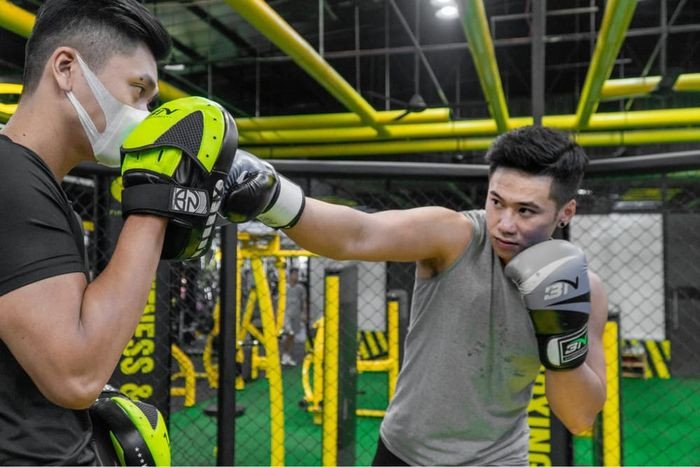 Huấn luyện viên hướng dẫn kỹ thuật boxing cho học viên tại HD Fitness Center Đà Nẵng