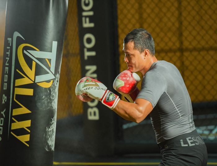 Học viên boxing thực hiện bài tập dưới sự hướng dẫn của huấn luyện viên tại Kfitness Center Đà Nẵng