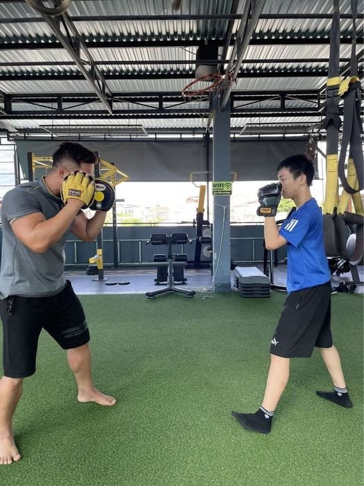 Lớp học boxing với nhiều học viên ở các độ tuổi khác nhau tại Goldswim Đà Nẵng