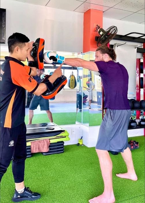 Huấn luyện viên boxing hướng dẫn học viên các kỹ thuật đấm tại Tâm Body Fitness Center Đà Nẵng