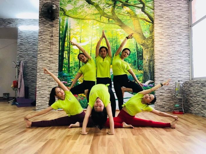 Học viên đang tập luyện Yoga tại Ron Yoga Hải Dương với không gian xanh mát và huấn luyện viên hướng dẫn tận tình