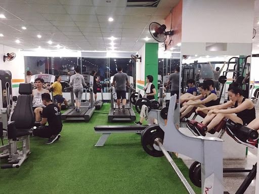 Huấn luyện viên tận tâm hướng dẫn học viên tại Chung Thảo Fitness &amp; Yoga Centre Hải Phòng