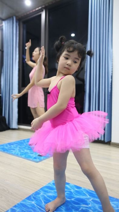 Top 10 địa điểm học nhảy Đà Nẵng tốt nhất hiện nay Các em nhỏ biểu diễn trong một chương trình tại Viện âm nhạc Cao Tâm Reason Đà Nẵng, thể hiện sự tự tin và năng khiếu nghệ thuật.