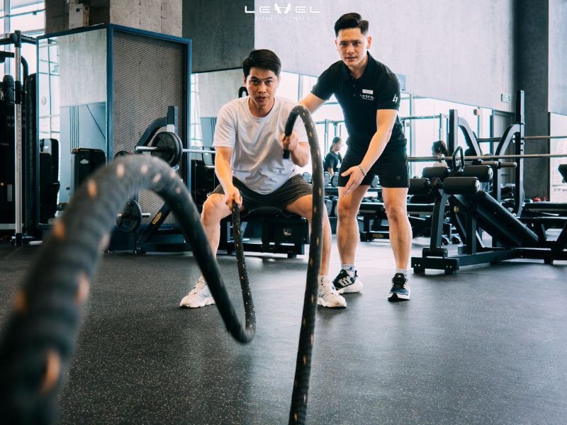 Huấn luyện viên Level Fitness Center hướng dẫn học viên tập luyện, tạo động lực và hỗ trợ chuyên nghiệp