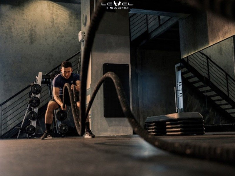 Hướng dẫn sử dụng Battle Ropes, một bài tập cardio giúp tăng cường sức mạnh tay, vai và cải thiện sức bền