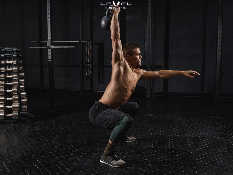 Hướng dẫn thực hiện Kettlebell Swings, bài tập giúp tăng cường cơ mông, đùi sau và lưng dưới