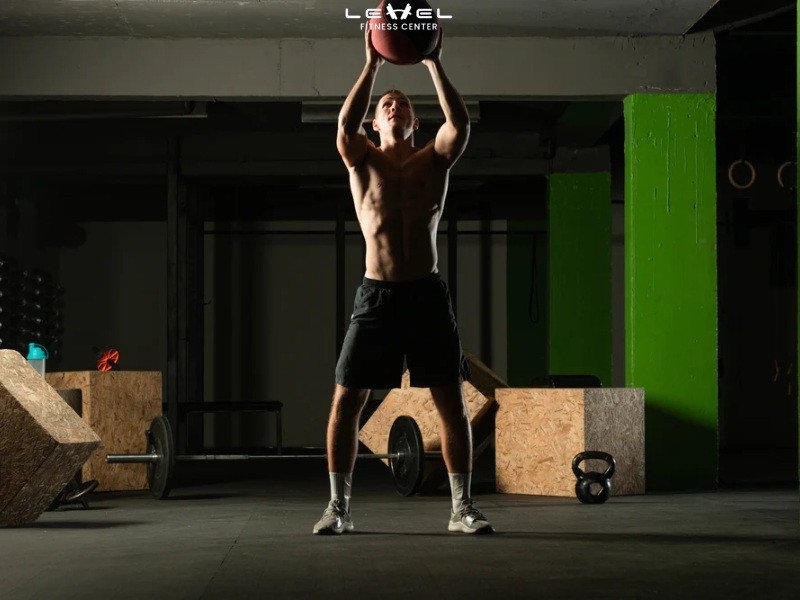 Hướng dẫn thực hiện Medicine Ball Slams, bài tập giúp tăng cường sức mạnh tay, vai và cải thiện sức bền