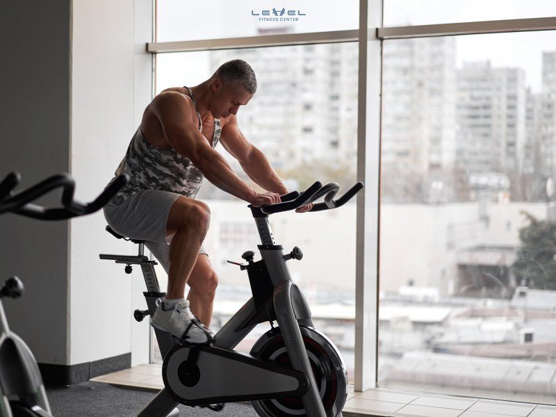 Đạp xe tại chỗ là một bài tập cardio nhẹ nhàng giúp đốt cháy calo và cải thiện sức khỏe tim mạch