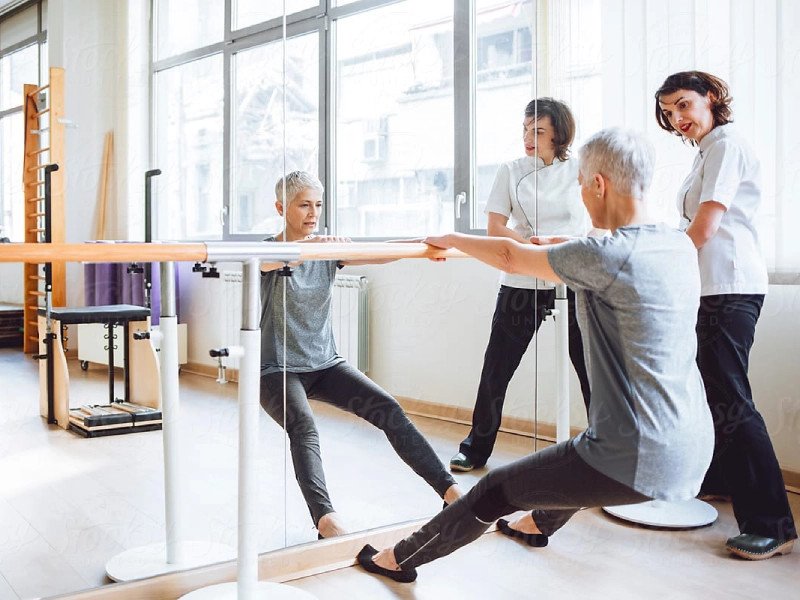 Tập Barre giúp duy trì và phát triển cơ bắp ở người cao tuổi, giảm nguy cơ teo cơ và cải thiện khả năng vận động.