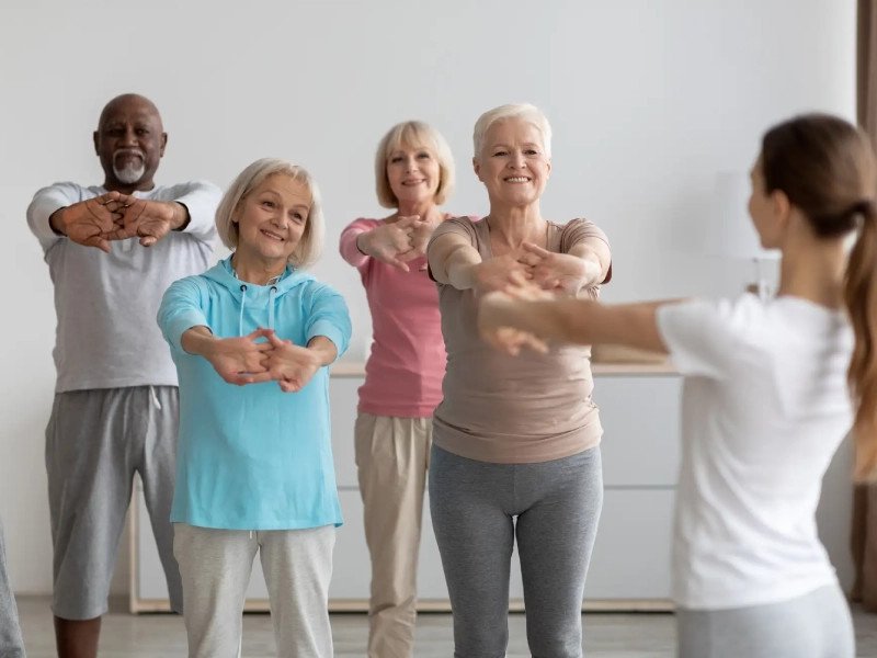 Khởi động kỹ trước khi tập Barre giúp người cao tuổi giảm thiểu nguy cơ chấn thương.