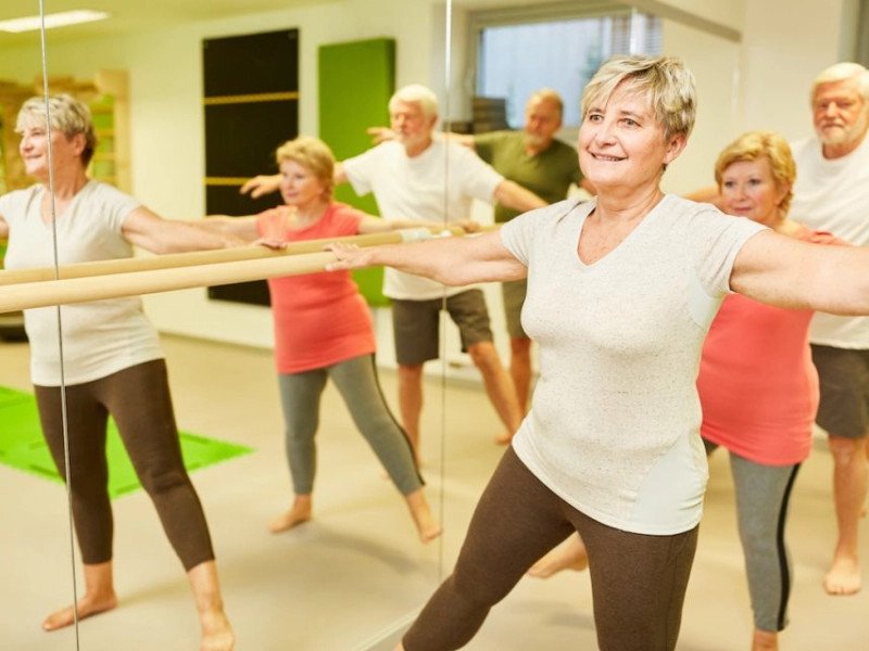 Tham gia lớp Barre thường xuyên giúp người cao tuổi kiểm soát cân nặng hiệu quả và duy trì vóc dáng cân đối.