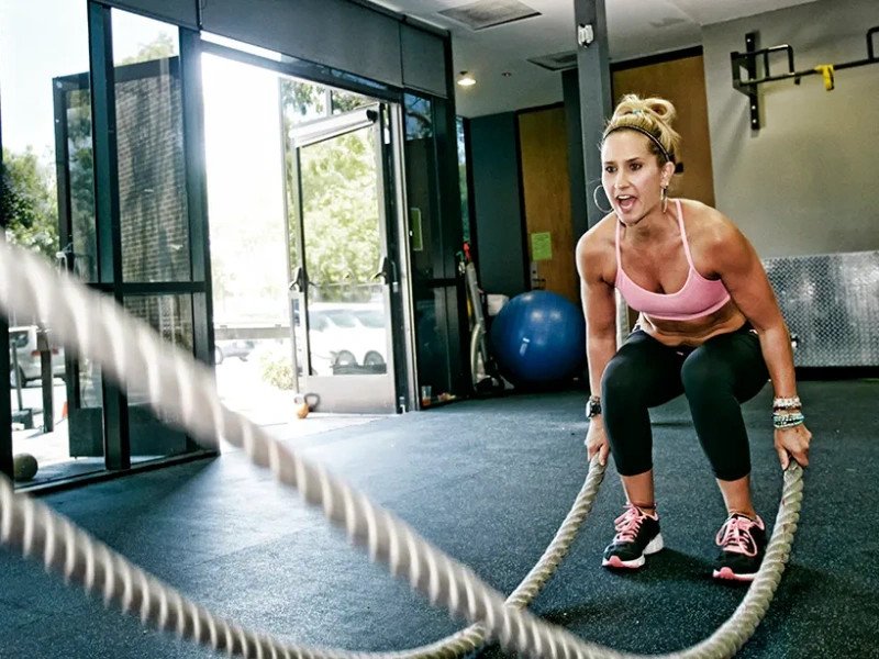 HIIT kết hợp các bài tập cardio và sức mạnh với cường độ cao, xen kẽ với thời gian nghỉ ngắn để đốt cháy calo hiệu quả