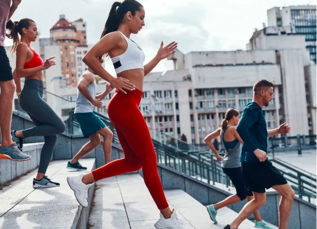 Tập Squat Có Tác Dụng Gì? Giải Đáp Từ A Đến Z Cho Người Mới Minh họa kỹ thuật tập bodyweight squat (squat không tạ) đúng cách tại nhà.