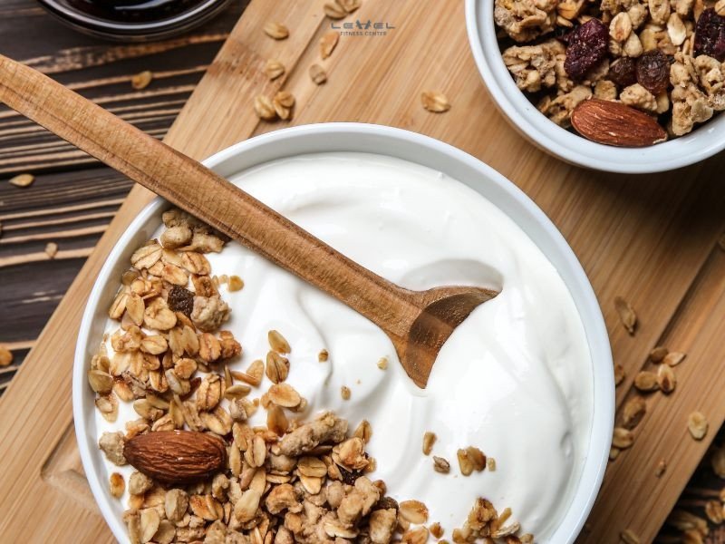 Thực phẩm hỗ trợ giảm cân: Hình ảnh so sánh các loại thực phẩm nên ăn và nên tránh khi tập cardio để giảm cân, giúp người đọc dễ dàng lựa chọn thực phẩm phù hợp