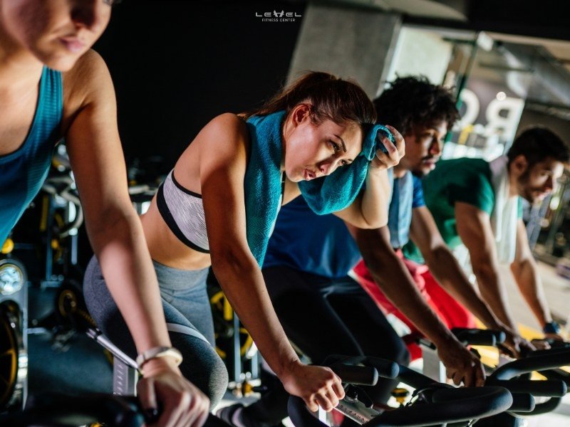 Đạp xe giảm cân: Ảnh một người đang đạp xe ngoài trời vào buổi sáng sớm, thể hiện sự năng động và hiệu quả của việc đạp xe trong việc đốt cháy calo