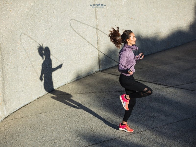 Nhảy dây giảm cân: Ảnh một cô gái đang nhảy dây với nụ cười tươi tắn, thể hiện sự đơn giản và hiệu quả của nhảy dây trong việc đốt cháy calo
