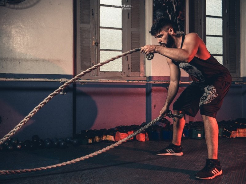 HIIT giảm cân: Hình ảnh một nhóm người đang tập HIIT với huấn luyện viên, thể hiện sự năng động và hiệu quả của HIIT trong việc đốt cháy mỡ thừa và xây dựng cơ bắp