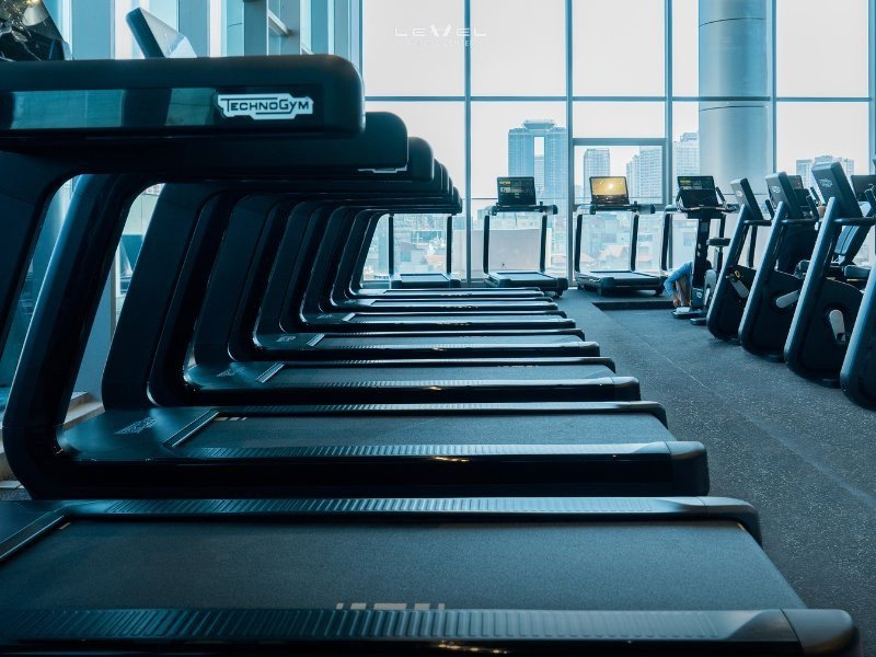 Lời khuyên tập cardio hiệu quả: Hình ảnh minh họa các yếu tố quan trọng khi xây dựng lịch tập cardio cá nhân, bao gồm đánh giá thể trạng, đa dạng hóa bài tập, thời gian nghỉ ngơi và theo dõi tiến trình