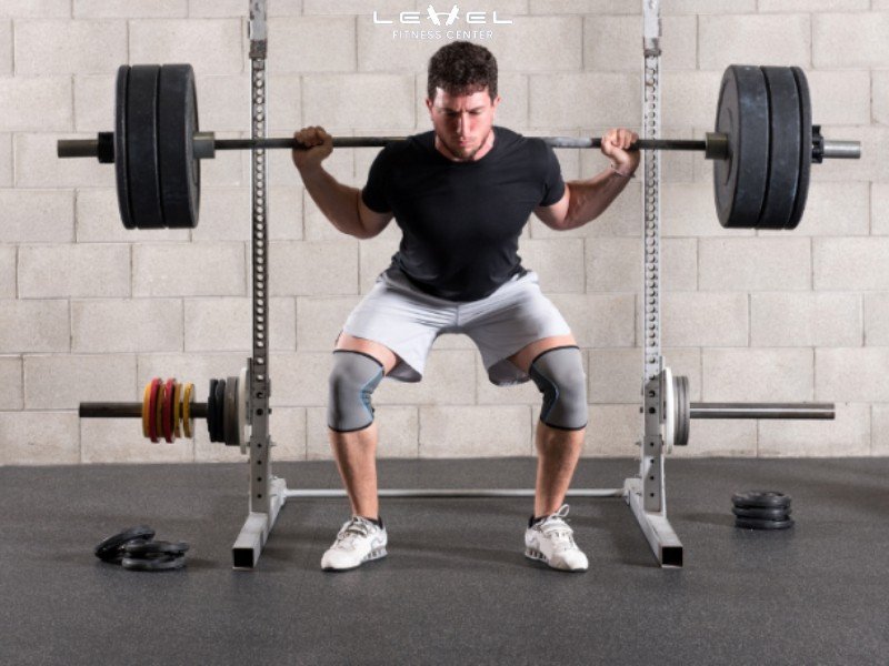 Bí Quyết Tập Chân Cho Nam Tại Gym: Xây Dựng Sức Mạnh Và Vóc Dáng Vượt Trội Barbell Back Squat: Bài tập chân vua cho nam giới, phát triển cơ đùi, mông và core