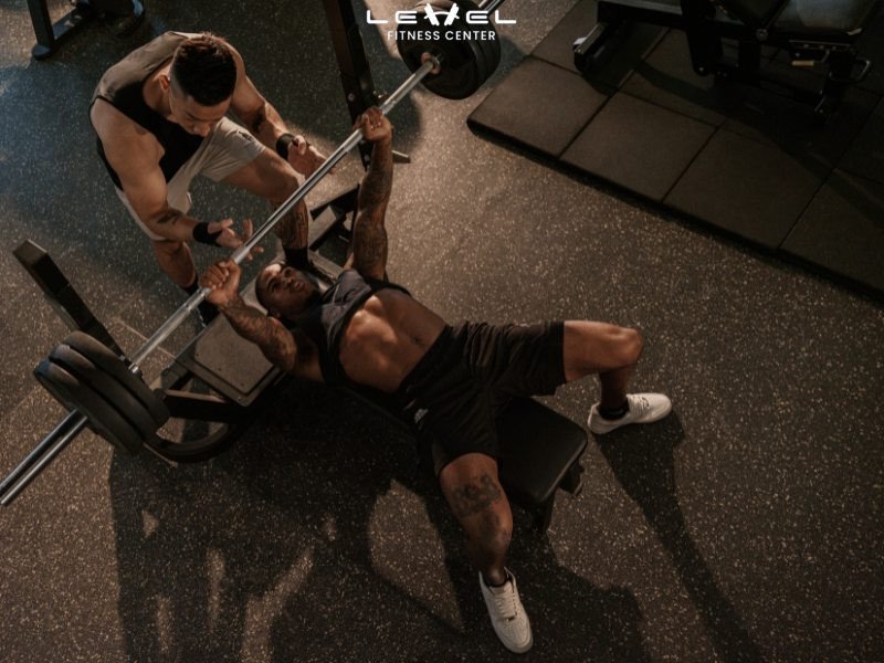 Các Bài Tập Gym Cho Nam Mới Bắt Đầu: Xây Dựng Nền Tảng Vững Chắc Bài tập Bench Press (đẩy tạ đòn) cơ bản cho cơ ngực