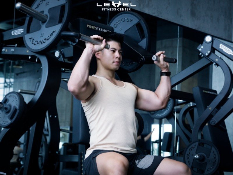 Bài tập Shoulder Press (đẩy tạ vai) giúp phát triển cơ vai và cơ tay sau