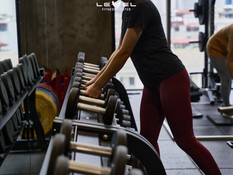 Bài tập Hammer Curl (cuốn tạ kiểu búa) giúp phát triển cơ tay trước và cẳng tay