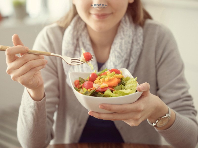 Ví dụ về một thực đơn mẫu trong ngày cho người tập gym giảm mỡ, bao gồm các bữa ăn cân bằng dinh dưỡng