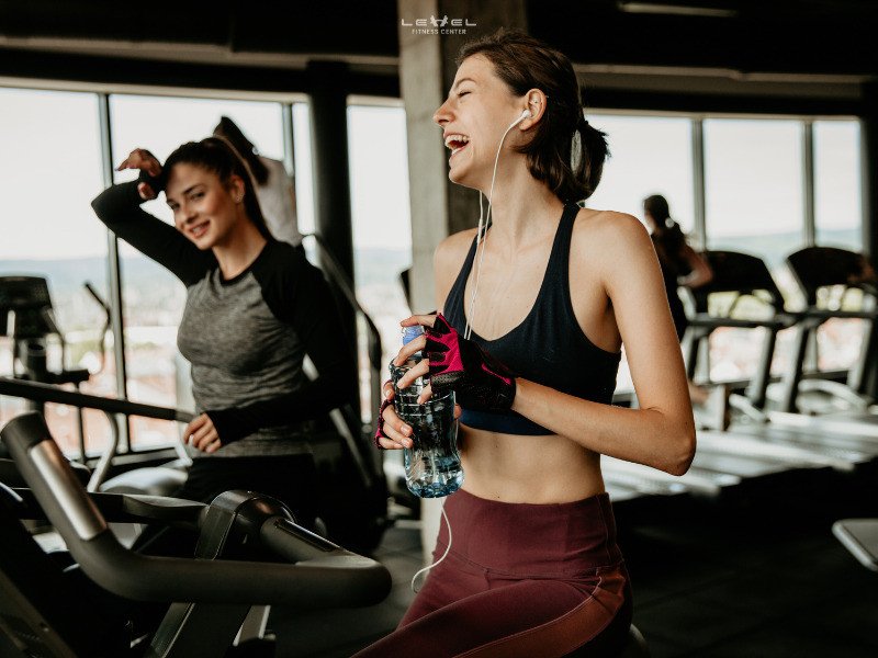 Hình ảnh minh họa về tầm quan trọng của việc khởi động, giãn cơ, lắng nghe cơ thể và tham khảo ý kiến huấn luyện viên