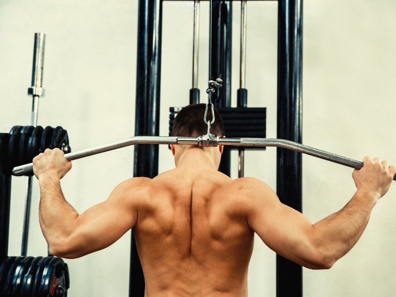 Bài tập Lat Pulldown với máy kéo cáp