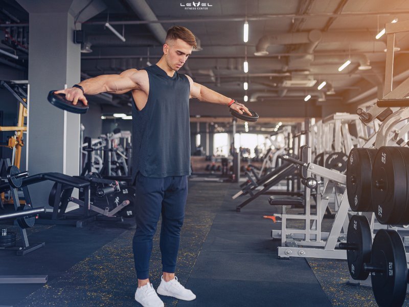 Lateral Raise giúp phát triển cơ vai giữa, tạo vẻ ngoài mạnh mẽ và cân đối