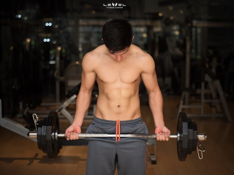 Upright Row tác động vào cơ vai và bắp tay trước, tăng cường sức mạnh và kích thước