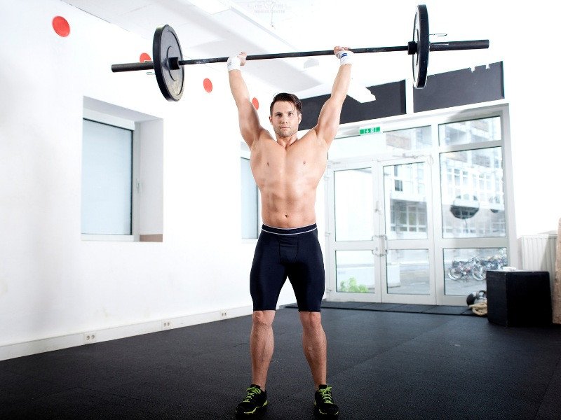 Barbell Overhead Press tăng cường sức mạnh và kích thước cơ vai một cách toàn diện