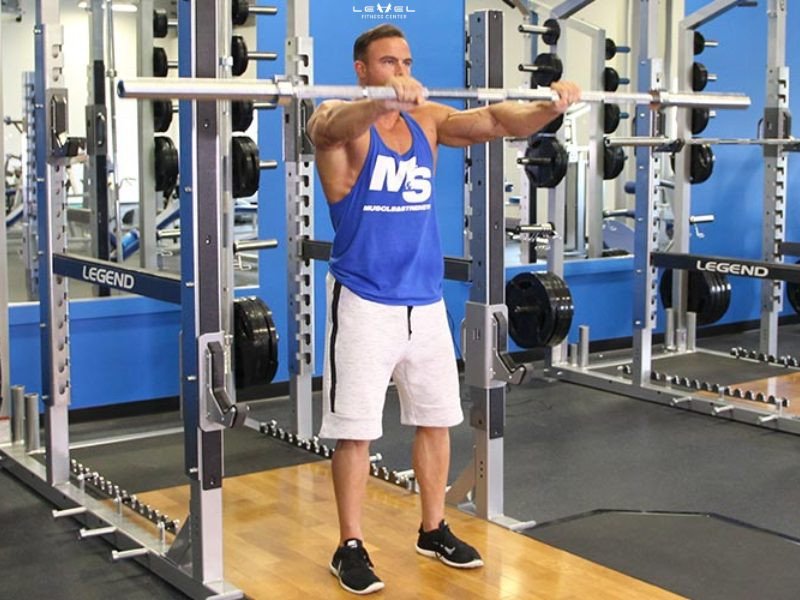 Barbell Front Raise giúp phát triển cơ vai trước và cải thiện sức mạnh