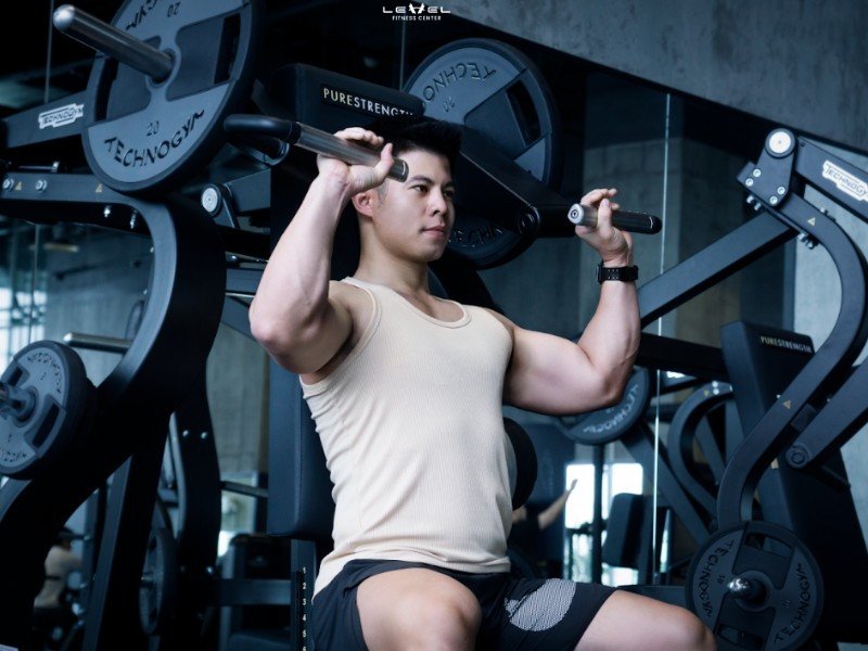 Machine Shoulder Press hỗ trợ tập luyện cơ vai ở tư thế ngồi, an toàn và hiệu quả