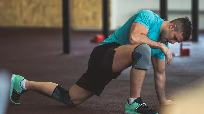 Giày thể thao chuyên dụng bảo vệ mắt cá chân và bàn chân, giảm nguy cơ chấn thương khi vận động