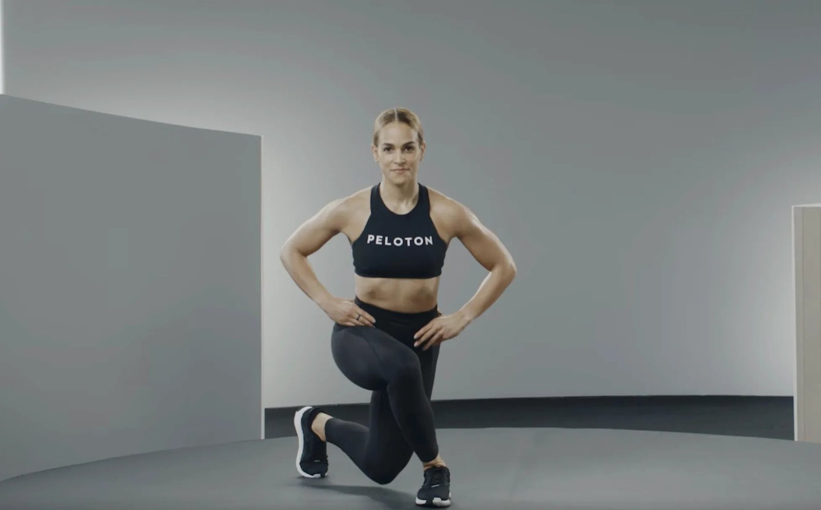 Bí Quyết Tăng Vòng 3 Nhanh Chóng và Hiệu Quả: Chế Độ Ăn Uống và Luyện Tập Hướng dẫn thực hiện bài tập Curtsy Squat để tăng cơ mông