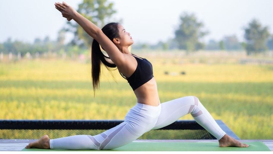 Bàn tay dang ra trong tư thế thiền hoặc kết nối, biểu tượng cho hành động tự giác và sự cống hiến trong thực hành Karma Yoga