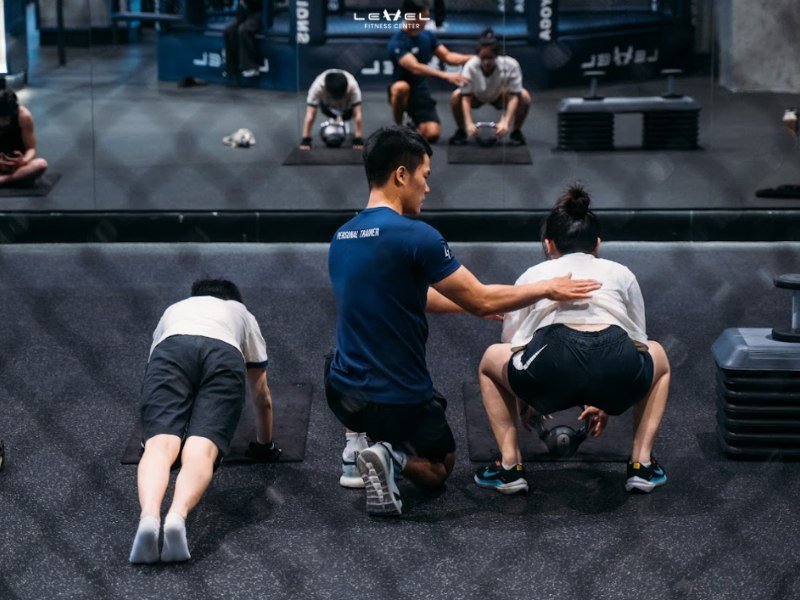 PT hướng dẫn học viên tập luyện đúng tư thế