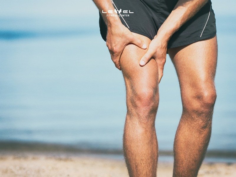 Đau Cơ Sau Tập Gym: Khi Nào Nên Nghỉ Ngơi Và Cách Giảm Đau Hiệu Quả Hình ảnh minh họa một người đang xoa bóp bắp chân, thể hiện cảm giác đau nhức cơ sau tập luyện