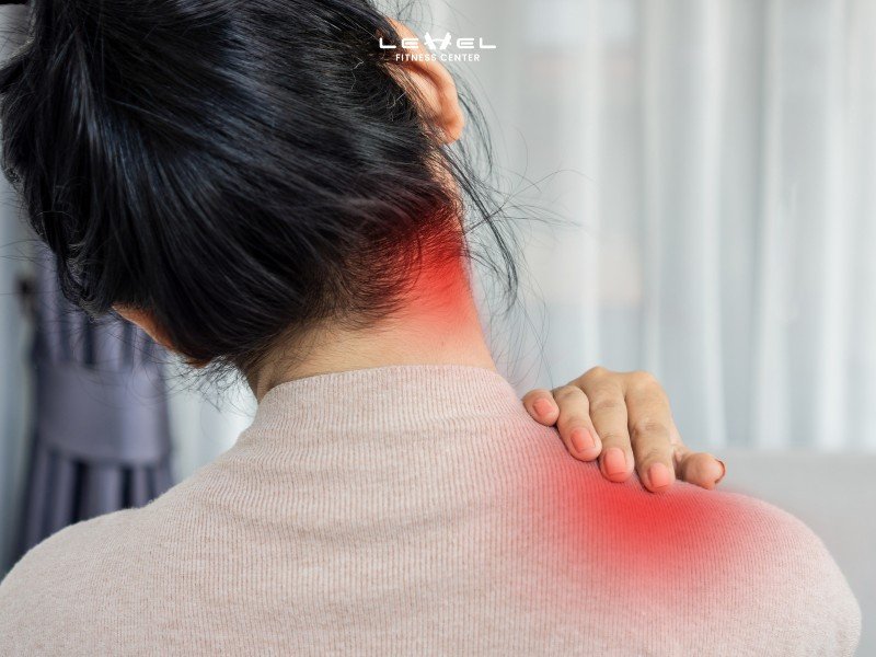 Hình ảnh minh họa một người bị bong gân mắt cá chân, với mắt cá chân sưng tấy