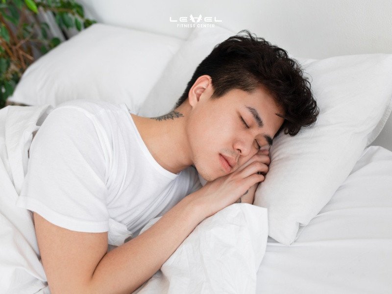 Hình ảnh một người đang ngủ ngon giấc, minh họa tầm quan trọng của giấc ngủ trong việc phục hồi cơ bắp