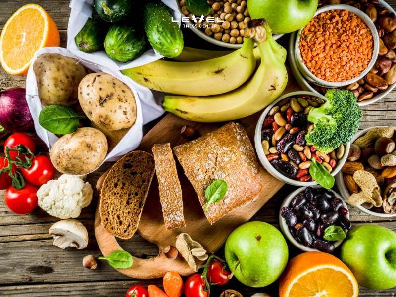 Hình ảnh minh họa một bữa ăn cân bằng với đầy đủ protein, carbs và chất béo lành mạnh