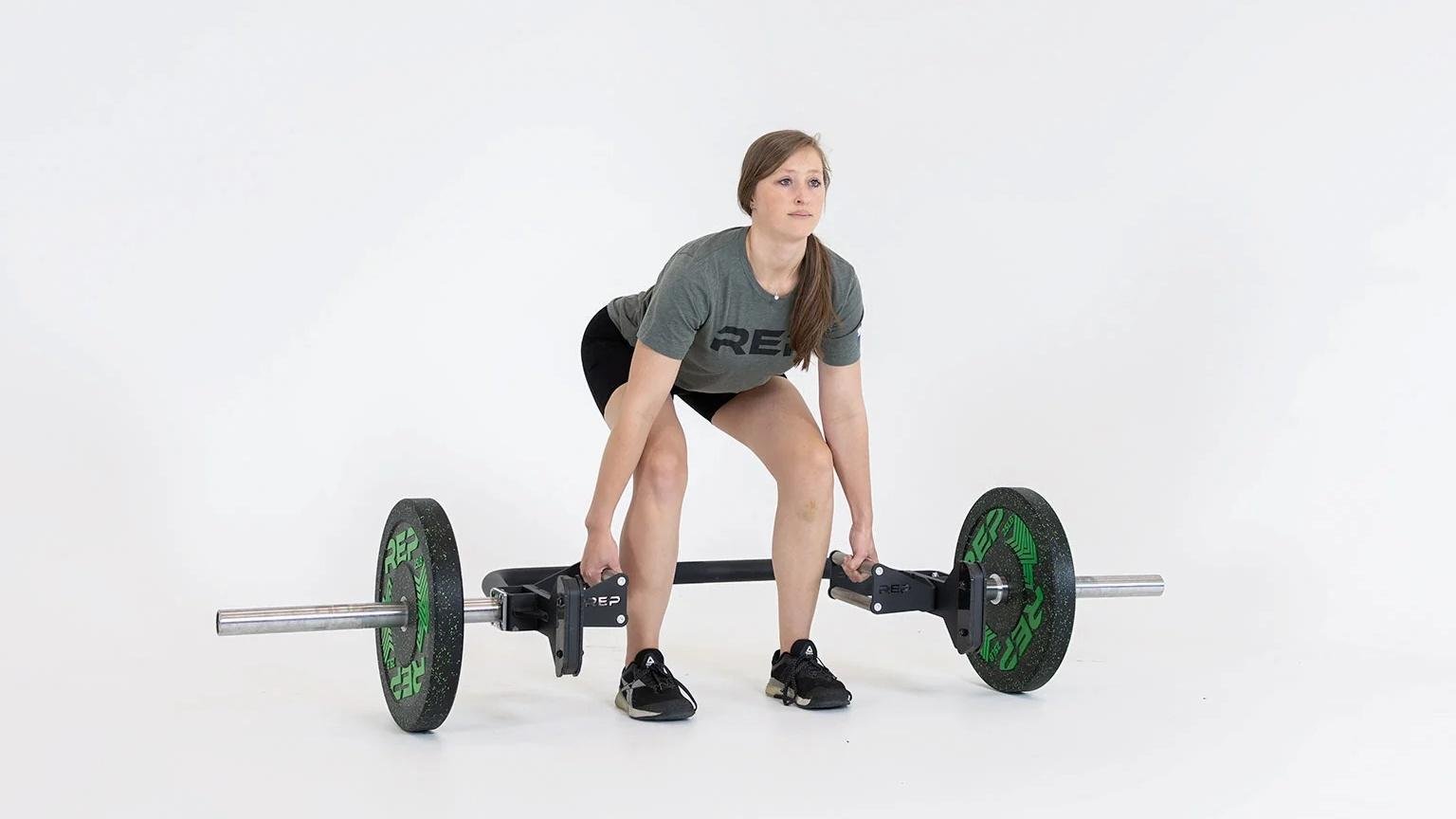 Hình ảnh tư thế kết thúc động tác conventional deadlift đúng kỹ thuật, đứng thẳng người.