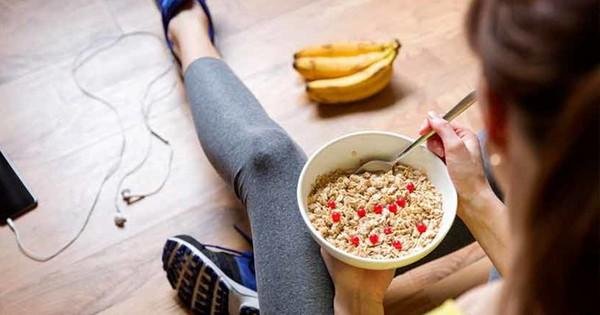 Hinh anh nguoi nam gioi an bua an giau protein carb sau tap luyen phuc hoi